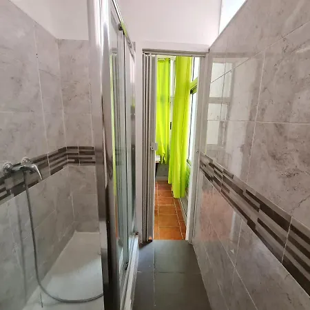 Shangri-La Hostel Anjos Bed & Breakfast Lisboa